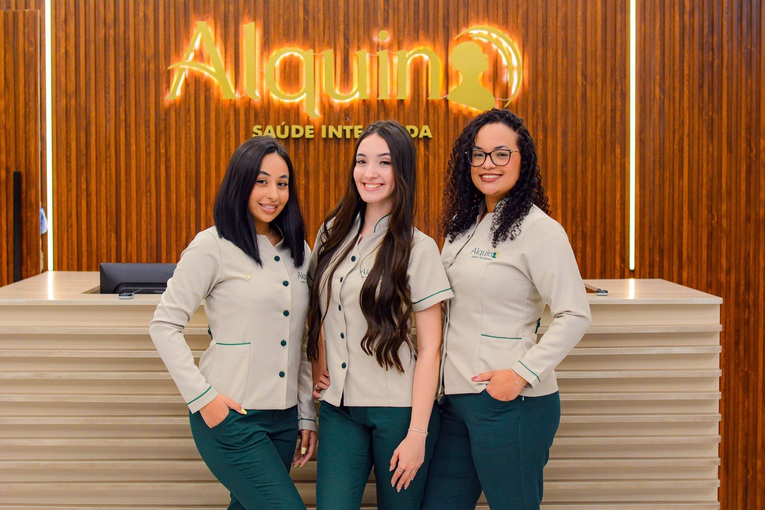 Equipe administrativa e comercial da Alquino na recepção