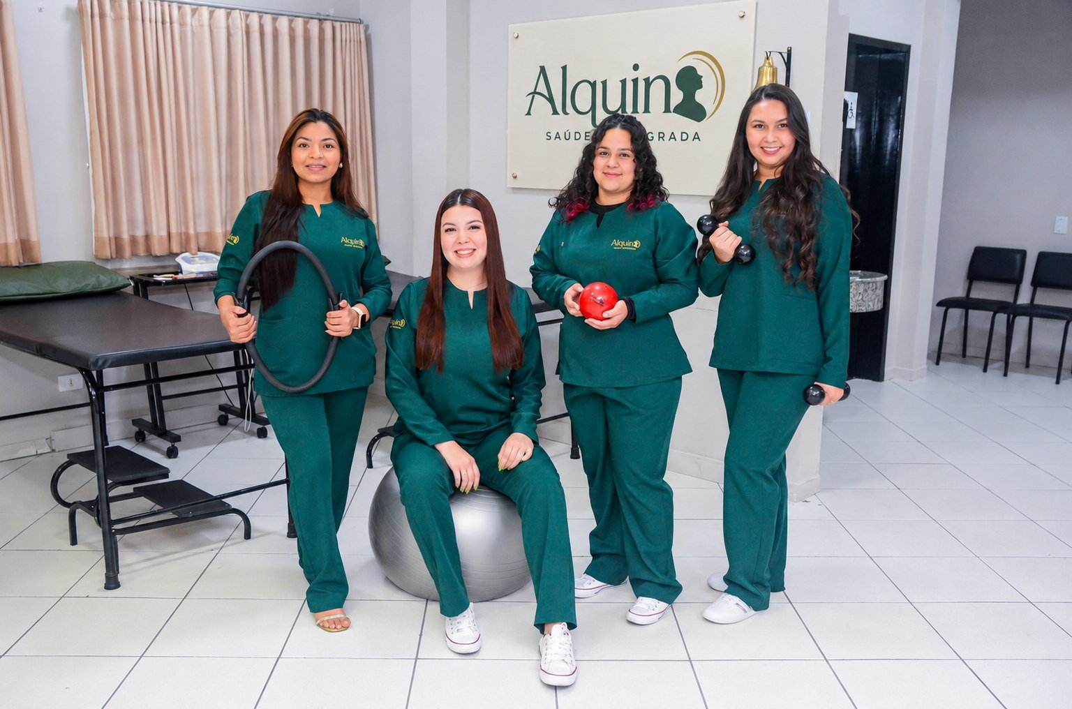 Equipe de fisioterapia da Alquino com acessórios de exercício
